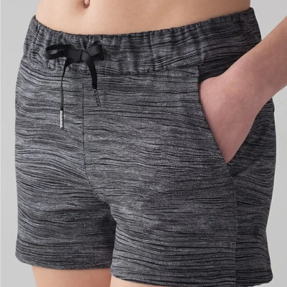 Lululemon On The Fly Short size 4 Bit Point Ice Grey Black
